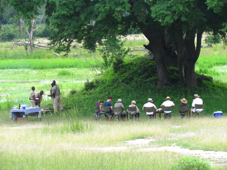 los guiris ..los tratan como curas